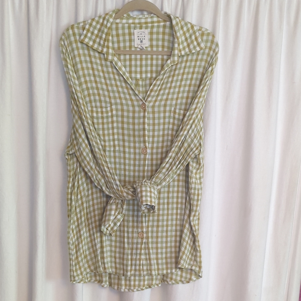 Billabong Lightweight Green Checkered Button Down Shirt. Perfect For Summer!